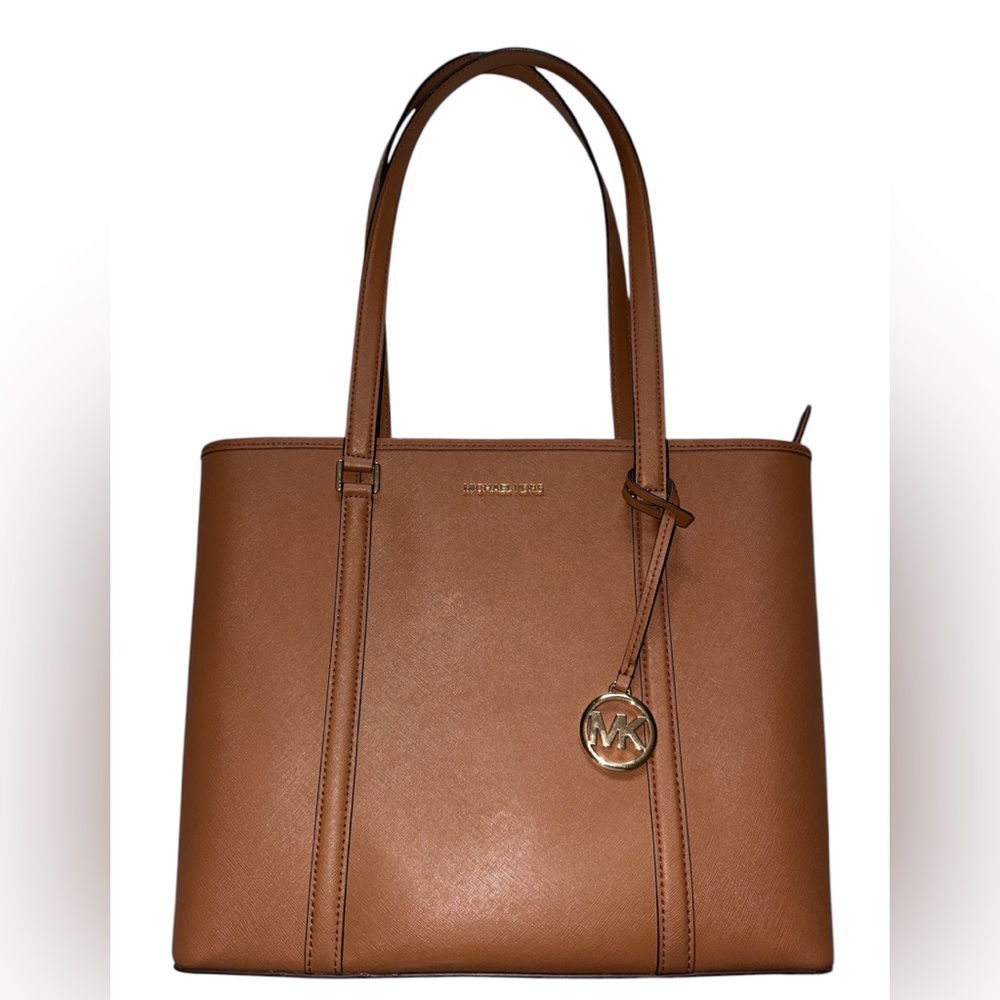 SOLD 👜 Michael Kors Medium Temple Canvas Tan Tote
• 𝗧𝗛𝗘 𝗠𝗨𝗦𝗧 𝗛𝗔𝗩𝗘 𝗧𝗢𝗧𝗘 •